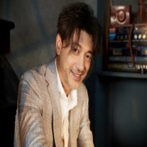 王策英伦写真曝光 目光深邃文艺范儿十足