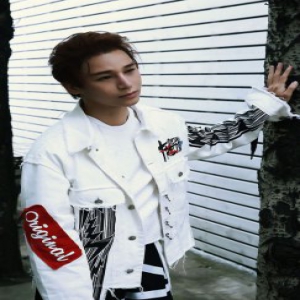 陈奕天受邀杂志街拍 先导片忧郁风塑造力强到让人想起杜淳