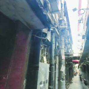 花园东路边一平房区 狭窄通道停满电动车