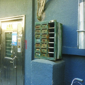 三里河二区18号楼 废弃信报箱何时“让位”