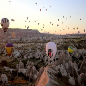 土耳其古遗迹升起热气球 五彩缤纷扮靓天际