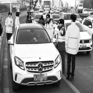 西二环查处违规占用应急车道 一小时内处罚50余起