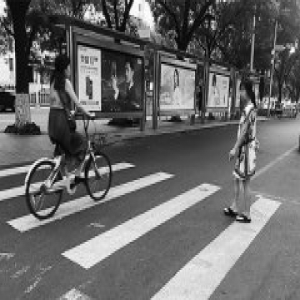 公交站旁辅路补划人行横道线 去乘车安全多啦