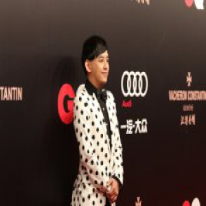 黄子佼独挑GQ年度盛典主持 与赵又廷小S老友相聚