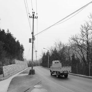 南羊路该维护 中间留线杆 坡道变搓板