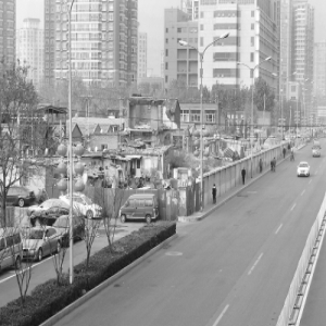 马家堡西路与角门路间城中村拆一半又搭窝棚收废品