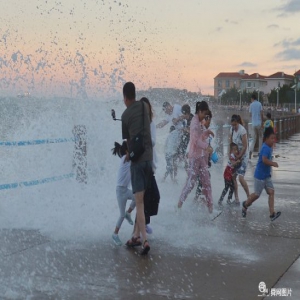 青岛：受台风“丹娜丝”影响 沿海现“惊涛拍岸”场景