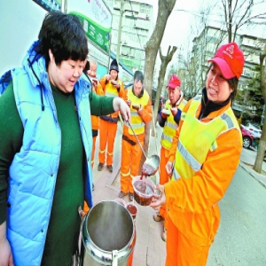 民俗博物馆恢复东岳庙舍粥习俗 500碗腊八粥赠市民