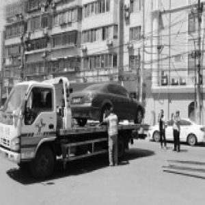 紧邻商贸城 丰台区海户路疏堵结合治理乱停车