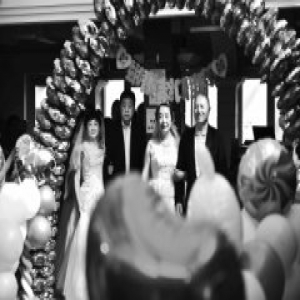 迎七夕重温誓言 10对夫妻办金婚庆典