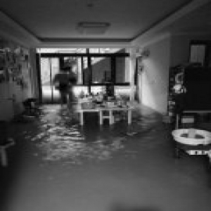 入住刚两年 下雨天地库变水帘洞 院子成游泳池