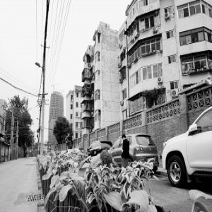 丰台欣园东路拆库房、建车场 小窄巷变身宽马路