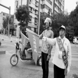 早高峰时段 外卖小哥体验交通引导员工作