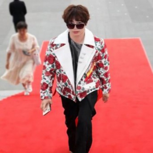 陈奕天出席活动全身行头都是限量款 直播讲段子吗？