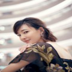 王丽坤亮相ELLE风尚大典 上海之巅展优雅身姿