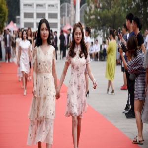 河北邯郸：传媒学院毕业生走红毯告别校园