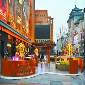 百货大楼前设吸烟区引质疑 控烟协会建议取缔