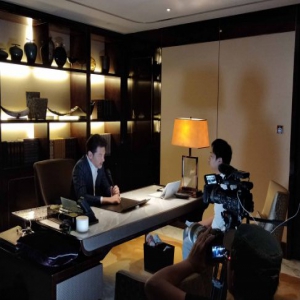 王策《大鳄之门》杀青 饰演金融大鳄刘克宁