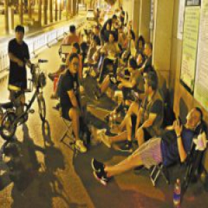 石家庄：街头彻夜排长队 为孩子报名上学家长煞费苦心