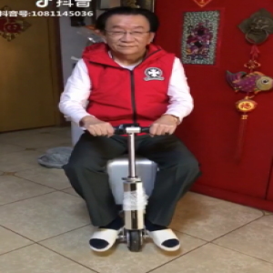 新年新气象！侯耀华家中秀智能骑行行李箱颇有几分极客范