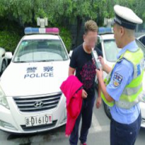 高速行车道上停车睡觉 司机竟是酒驾