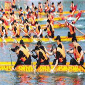 秦皇岛：赛龙舟 迎端午