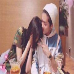 关晓彤爸爸合影鹿晗 分手传闻不攻自破