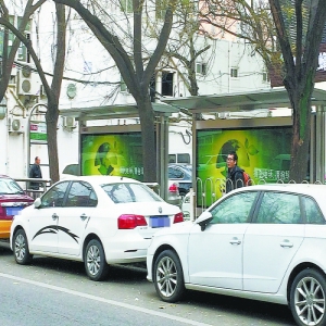 104路柳芳东口站公交港湾被占 上下乘客危险