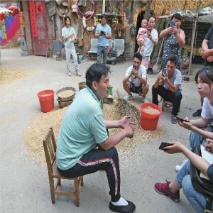 一拨拨网红“糊了”“凉了” 朱之文为什么能“网红9年”?