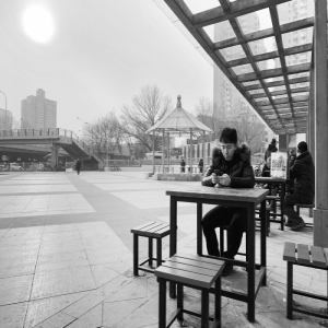 刘家窑站外休闲广场桌凳新灯光亮 居民心里暖洋洋