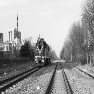 老人牵孩子上铁道遛弯儿 架天桥或修通道已成刚需