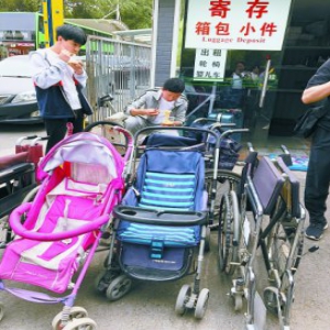 公园免费轮椅太少 热门景区带火出租生意