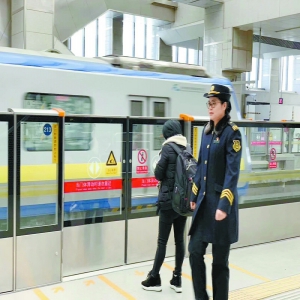 地铁站里的除夕