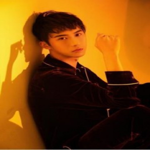 何东东签约花开半夏文化传媒