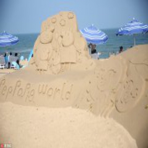 日照沙雕艺术节开展 小猪佩奇等卡通形象成主角