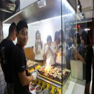 泰安90后烧烤小伙撞脸明星成“网红”