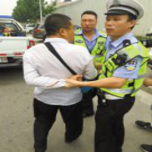 盲道改成停车位 理直气壮来收费 交警城管联合执法