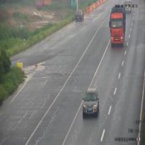 济青高速主干道一轿车逆行：其他车辆紧急躲闪 险象环生