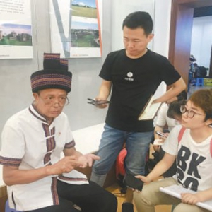 瑶族村民用草药为红军疗伤（壮丽70年 奋斗新时代·记者再走长征路）