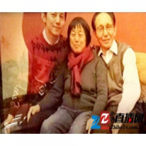 何炅一家四口合照罕见曝光 与父亲哥哥如同“三胞胎”