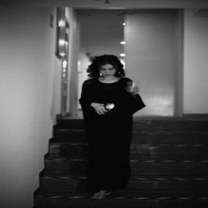 葛天独自梳妆气质优雅 细节曝光个性