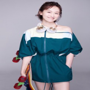 “愉贵人”练练曝光生日写真 反转运动风大秀天鹅颈