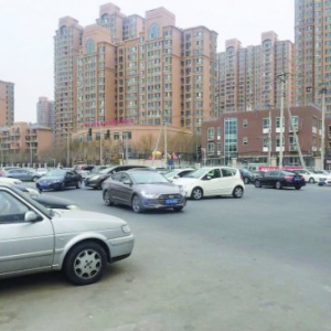 私家车无序乱停放 清河营南街快变停车场