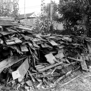 秦城村象房广场空地装修垃圾露天堆脏乱又危险