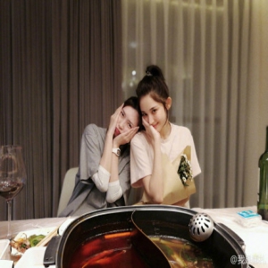 江疏影娜扎深夜一起吃火锅 合影搞怪很亲密