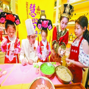 七夕游园会再现传统“乞巧”活动