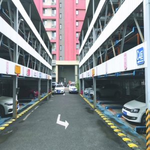 金地格林格林小区居民愁 停车楼停运四处抢车位