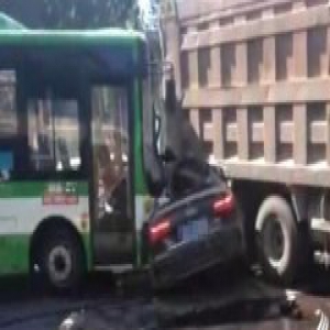 青州发生车祸 货车刹车失灵造成车祸发生20人受伤