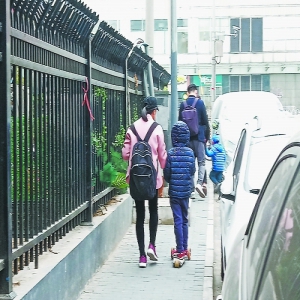 马家堡街道灯杆井台密布便道 门禁铁梯挡路添乱