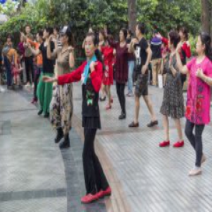 【长城评论】且慢给“攻占”校园的广场舞大妈贴标签